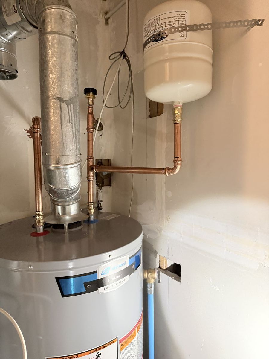 Hot water tank with expansion tank